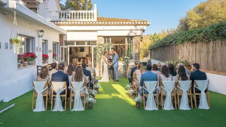 Ceremonia de boda civil en el jardín de la finca