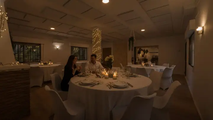Cena íntima con velas en el salón