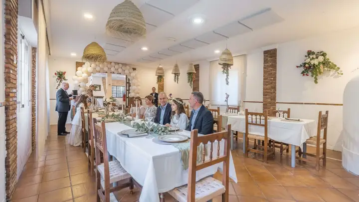 Comida de comunión en el salón interior