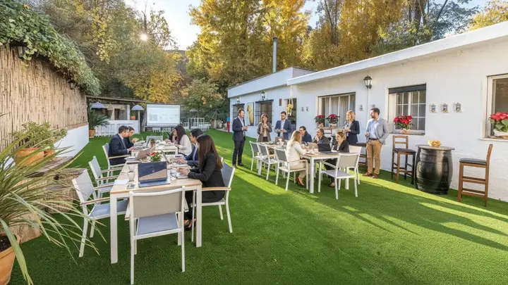 Jornada de empresa con mesas de trabajo en el jardín